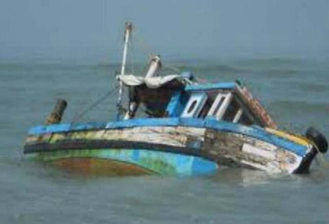 குஜராத்தில் 13 பேருடன் சென்ற படகு ஆற்றில் கவிழ்ந்தது; 16 வயது சிறுவன் பலி