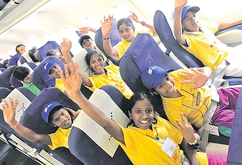 77 ஆதரவற்ற குழந்தைகள் விமானத்தில் பயணம் ராஜஸ்தான் இளைஞர் சங்கம் ஏற்பாடு