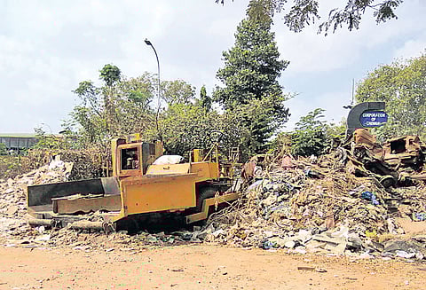 குவிந்து கிடக்கும் வாகன கழிவுகளால் மாணவர்கள் அவதி