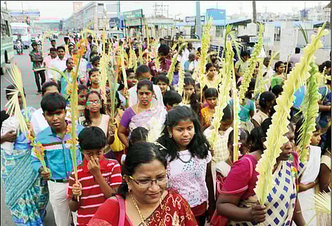 வேலூரில் குருத்தோலையுடன் கிறிஸ்தவர்கள் ஊர்வலம்
