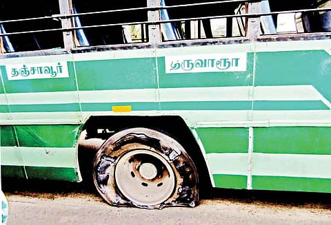 அரசு பஸ்சின் டயர் வெடித்தது டிரைவரின் சாமர்த்தியத்தால் விபத்து தவிர்ப்பு