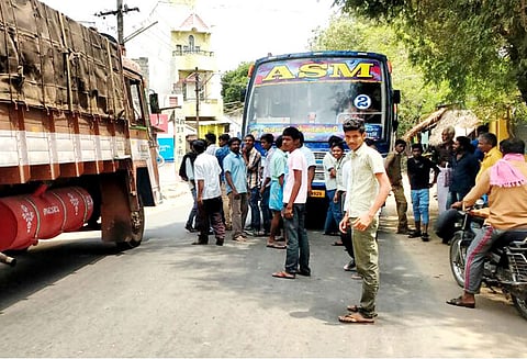 டிரைவரை ஊர்க்காவல் படையினர் அழைத்து சென்றதால் பரபரப்பு