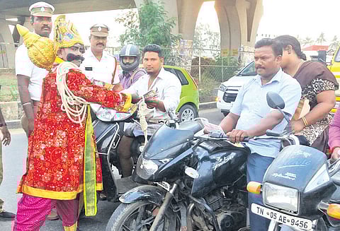 ஹெல்மெட் அணிவது குறித்து நூதன பிரசாரம்