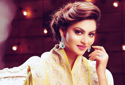 போலி ஆதார் அட்டையால் நடிகையின் பெயரில் ஓட்டல் அறை முன்பதிவு; மர்ம நபரை தேடும் போலீசார்