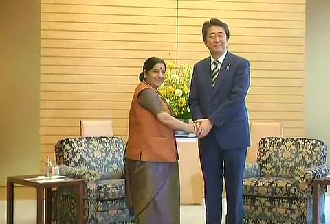 ஜப்பான் பிரதமர் ஷின்சோ அபேவுடன் வெளியுறவுத்துறை மந்திரி சுஷ்மா சுவராஜ் சந்திப்பு