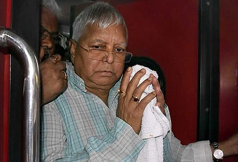 உடல் நலம் பாதிக்கப்பட்ட லாலு பிரசாத் யாதவை ரயில் மூலமாகவே டெல்லி அழைத்துச்சென்றதாக சர்ச்சை