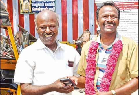 செல்போனை திருடனிடம் இருந்து மீட்டு கொடுத்த ஆட்டோ டிரைவர்