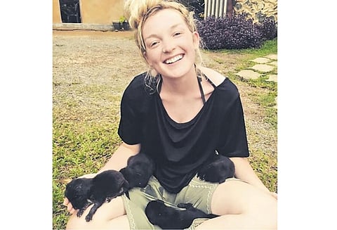 நாய்க்குட்டிகளுக்கு இரங்கிய இங்கிலாந்துப் பெண்!