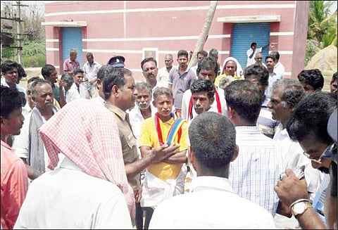தேர்தலை முறையாக நடத்த கோரி வடகரை கூட்டுறவு கடன் சங்கத்தை அரசியல் கட்சியினர் முற்றுகை