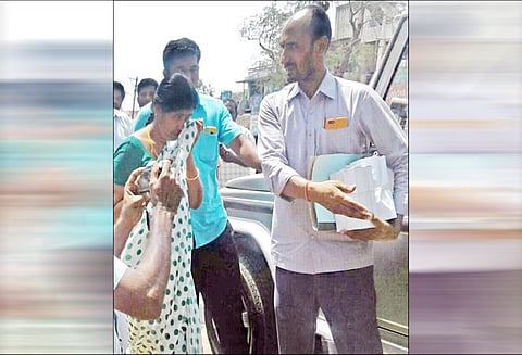 வாரிசு சான்றிதழ் வழங்க ரூ.7 ஆயிரம் லஞ்சம் வாங்கிய பெண் வருவாய் ஆய்வாளர் கைது