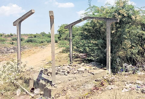 பாப்பான் சத்திரம் சுடுகாட்டில் திறந்த வெளியில் பிணங்கள் எரிப்பு