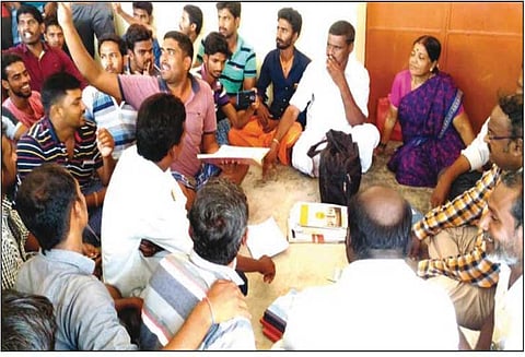 காவேரிப்பட்டணம் அருகே கிராம சபை கூட்டத்தில் ஊராட்சி செயலர் மீது புகார்