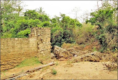 மயிலாடும்பாறை அருகே சேதமடைந்த தடுப்பணையை சீரமைக்க வேண்டும்