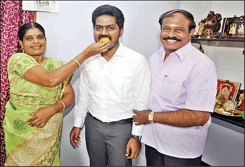 சிவில் சர்வீஸ் தேர்வு எழுதி தேர்ச்சி பெற்ற வங்கி அதிகாரி