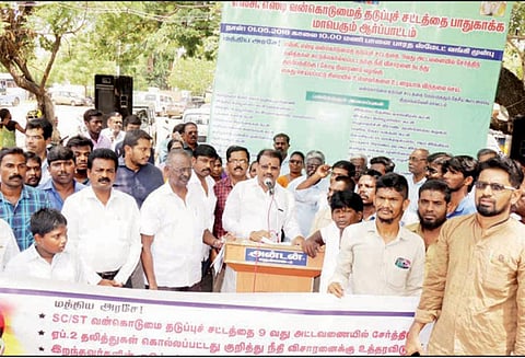 வன்கொடுமை தடுப்பு சட்டத்துக்கு பாதுகாப்பு கோரி ஆர்ப்பாட்டம்; காங்கிரஸ், ம.தி.மு.க. உள்பட பல்வேறு கட்சியினர் பங்கேற்பு