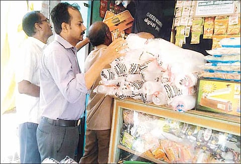 நகரில் ரூ.2 லட்சம் மதிப்பிலான பாலித்தீன் பைகள், பிளாஸ்டிக் கப்புகள் பறிமுதல்