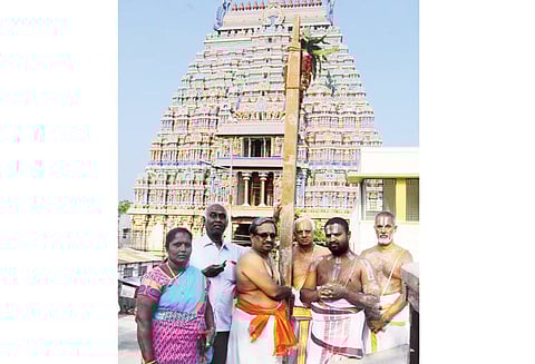 ஸ்ரீரங்கம் ரெங்கநாதர் கோவில் சித்திரை திருவிழாவை முன்னிட்டு தேரில் முகூர்த்தக்கால் நடப்பட்டது