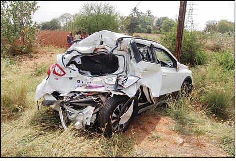 கயத்தாறு அருகே கார் மீது லாரி மோதல்