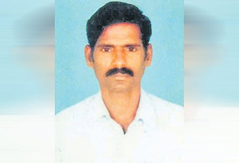 போலீஸ் நிலையத்தில் விசாரணைக்காக அழைத்து செல்லப்பட்ட அரசு ஊழியர் தற்கொலை, உறவினர்கள் மறியல்