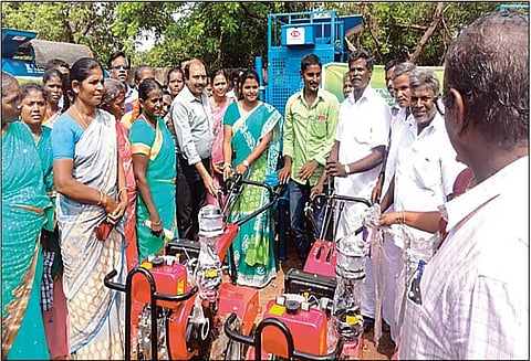 ரூ.5 லட்சம் மானியத்தில் வேளாண் எந்திரங்கள் சப்-கலெக்டர் வழங்கினார்