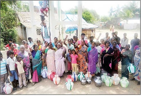 முறையாக குடிநீர் வினியோகம் செய்யக்கோரி கிராம மக்கள் போராட்டம்