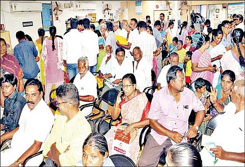 தேனியில், ரூ.1 கோடி மோசடி ; வங்கியை வாடிக்கையாளர்கள் முற்றுகையிட்டதால் பரபரப்பு