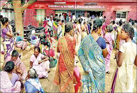 செம்பட்டி அருகே கல்லூரி மாணவி காரில் கடத்தல்