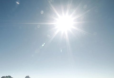 அனல் காற்று வீசுவதால் பொதுமக்கள் வெளியே வர வேண்டாம் கலெக்டர் அறிவுரை