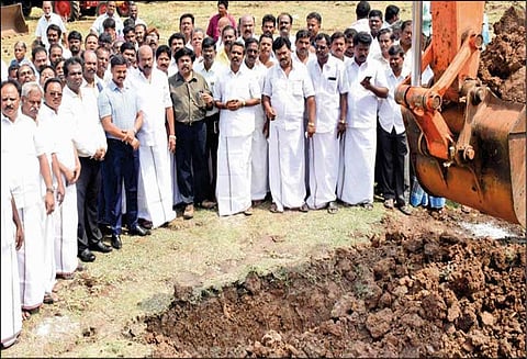 செல்லூர் கண்மாய் தூர்வாரும் பணி தொடங்கியது