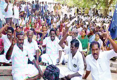 ராமேசுவரத்தில் இறால் பண்ணைகளை அகற்றக்கோரி தாலுகா அலுவலகத்தில் கிராம மக்கள் காத்திருப்பு போராட்டம்