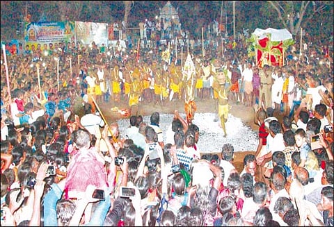 திரவுபதி அம்மன் கோவில்களில் தீ மிதி திருவிழா