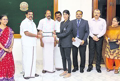 வெள்ளிப்பதக்கம் வென்ற ஸ்குவாஷ் வீராங்கனை ஜோஸ்னாவுக்கு ரூ.30 லட்சம்