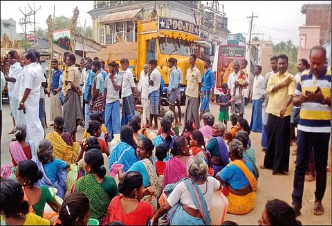 சோழவந்தான் அருகே குவாரியை அகற்றக்கோரி மணல் லாரியை சிறைபிடித்த கிராம மக்கள்