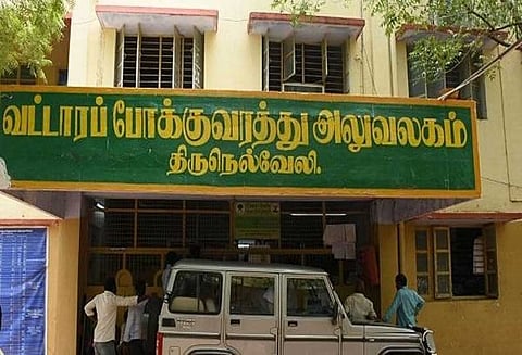 நெல்லை வட்டார போக்குவரத்து அலுவலகத்தில் தனியார் பள்ளி வாகனங்கள் ஆய்வு