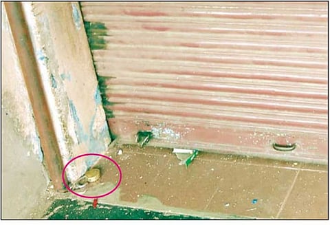 நத்தம் போலீஸ் நிலையம் அருகே 3 கடைகளின் பூட்டை உடைத்து பணம் திருட்டு