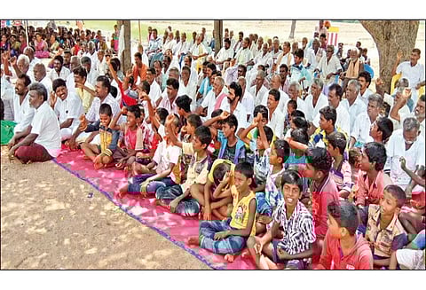 காரியாபட்டி அருகே கூட்டுறவு சங்க தேர்தலை ரத்து செய்யக்கோரி உண்ணாவிரதம்