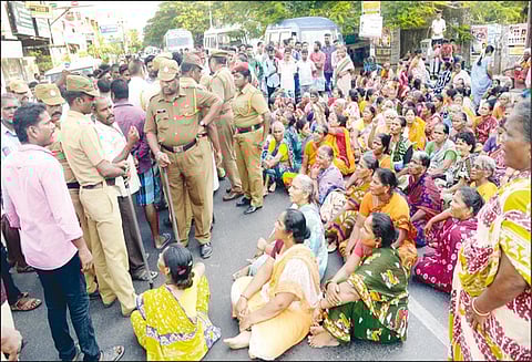 காங்கிரஸ் பிரமுகர் கொலை தொடர்பாக விசாரணைக்காக அழைத்து சென்றவர்களை விடுவிக்க கோரி மறியல்