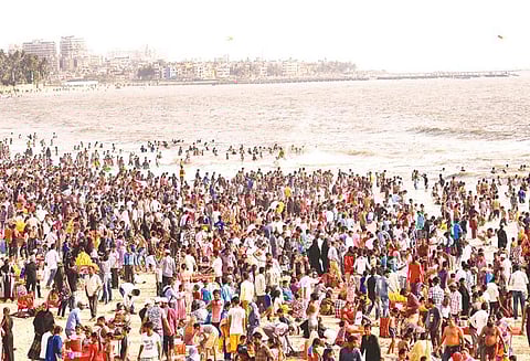 மும்பையில் சுட்டெரித்த கோடை வெயில் கடற்கரை, பூங்காக்களில் மக்கள் திரண்டனர்