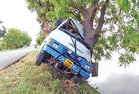 குரும்பூர் அருகே சாலையோர மரத்தில் வேன் மோதி விபத்து; 13 பேர் காயம்