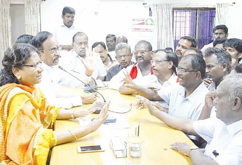 சிறுவர் பூங்காவை இரவு 10 மணி வரை திறந்திருக்க கோரி கலெக்டரை முற்றுகையிட்டதால் பரபரப்பு