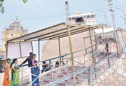 பக்தர்கள் வசதிக்காக மலைக்கோட்டை உச்சிபிள்ளையார் கோவில் செல்லும் படிக்கட்டுகளில் மேற்கூரை அமைப்பு