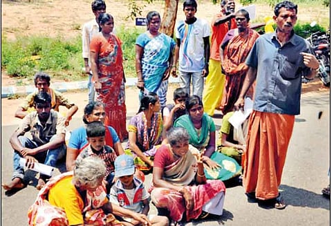 வீடுகளை அகற்ற எதிர்ப்பு: கலெக்டர் அலுவலகத்தில் பொதுமக்கள் தர்ணா