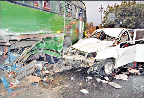 வேடசந்தூர் அருகே தனியார் பஸ் மீது கார் மோதி போலீஸ் ஏட்டு பலி: மனைவி-மகள் உள்பட 3 பேர் படுகாயம்