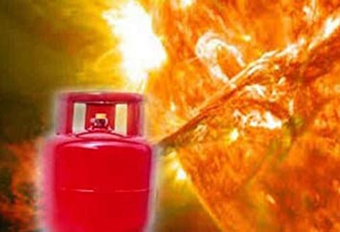 பெங்களூருவில் கியாஸ் சிலிண்டர் வெடித்து கட்டிடம் இடிந்தது; வாலிபர் சாவு