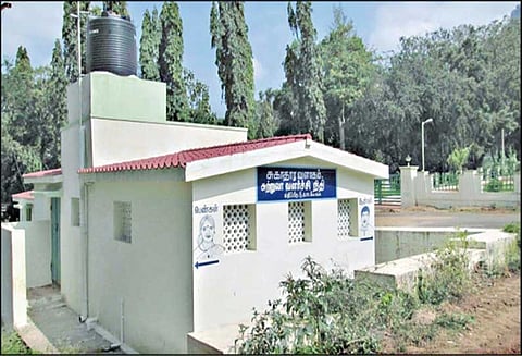 பென்னிகுவிக் மணிமண்டபம் அருகே பூட்டி கிடக்கும் கழிப்பறை