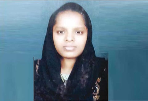 ஈரோட்டில் தீக்குளித்து பெண் தற்கொலை காப்பாற்ற முயன்ற பாட்டியும் கருகி சாவு