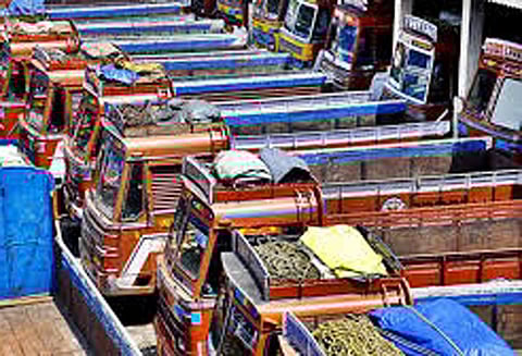 பெட்ரோல், டீசல் விலையை நாள்தோறும் நிர்ணயம் செய்ய எதிர்ப்பு: லாரி உரிமையாளர்கள் வேலைநிறுத்தம் செய்ய திட்டம்