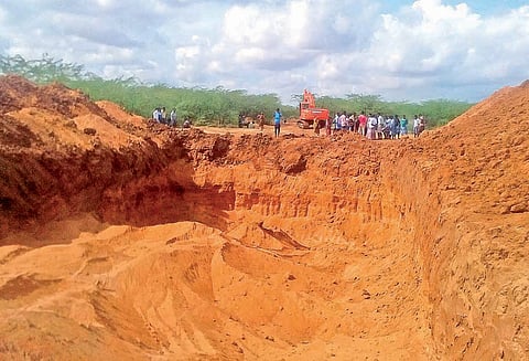 சாலைகிராமம் அருகே மணல் லாரிகளை சிறைபிடித்து கிராமமக்கள் போராட்டம்