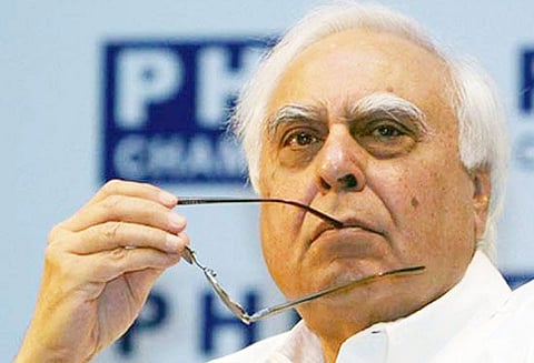 கர்நாடக தேர்தலில் ஸ்ரீராமுலு போட்டியிட தடை விதிக்க வேண்டும்: தேர்தல் கமிஷனில் காங்கிரஸ் மனு