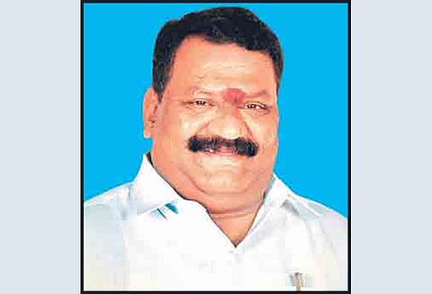 உள்ளாட்சி தேர்தலை உடனடியாக நடத்த வேண்டும்: கவர்னரிடம், அ.தி.மு.க. முன்னாள் எம்.எல்.ஏ.மனு